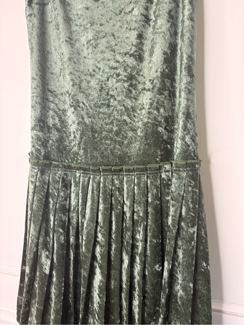 Sleeveless 1920’s inspired Olive Green Velvet Pleated Dress with Contrast Trim - Picture 2 of 16